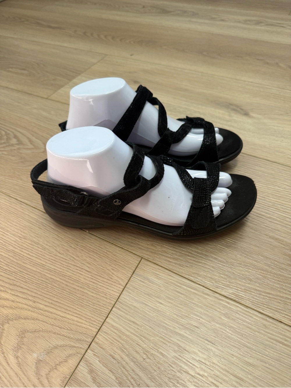 Revere Emerald Black Lizard Sandals hook and loop straps Women's 9